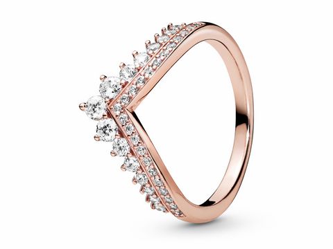 Eleganter Pandora Ring aus Roségold Vergoldung, verziert mit funkelnden Zirkonia, in Größe 56. Das Design erinnert an eine Tiara und strahlt feminine Raffinesse aus.