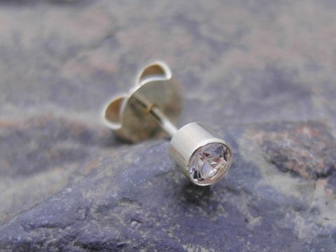 Rund - 1 Ohrstecker unisex - Gold - bezaubernd - Zirkonia