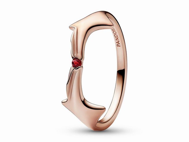 Der Roségold vergoldete Ring von Pandora mit der Bezeichnung Scarlet Hexenring ist elegant gestaltet und präsentiert einen auffälligen roten Kristall in der Mitte, Größe 50.