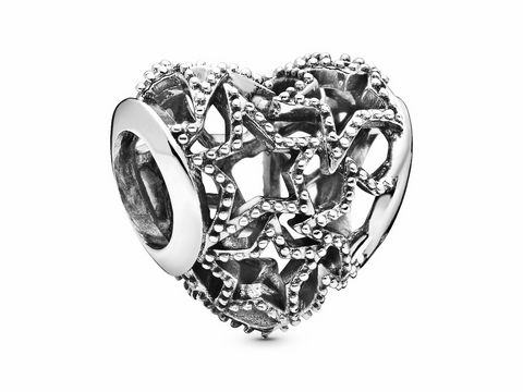 Herzförmiger Sterling Silber Charm von Pandora mit filigranem Design aus Sternen und kleinen Perlen, ideal für Armbänder und als Geschenk.