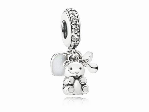 Ein niedlicher Sterling Silber Charm Anhänger von Pandora in Form eines Bären mit Herz und Anhänger, verziert mit funkelnden Steinen, ideal für persönliche Schmuckkollektionen.