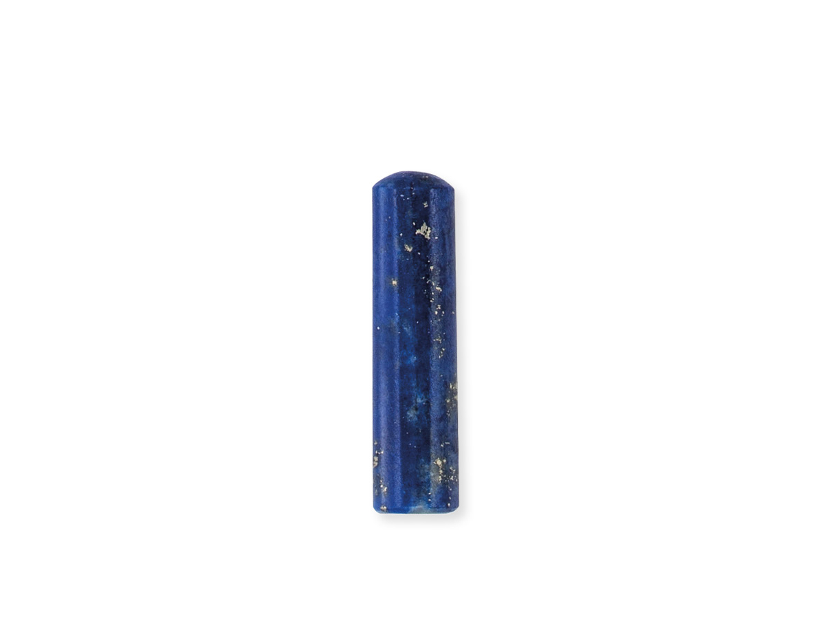 Kraftstein aus Lapislazuli in tiefblauer Farbe, rechteckige Form mit abgerundetem Ende, Größe 20 x 4 mm, von der Marke Engelsrufer.