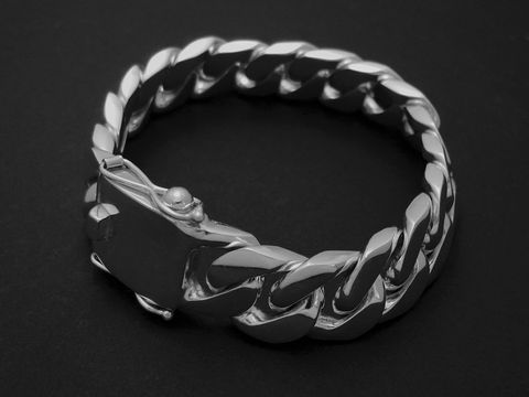 Silber Armband aus massivem Material in Panzerketten-Design, 22 cm lang und 17,5 mm breit, hergestellt von Juwelier Harnisch, ideal für Männer.