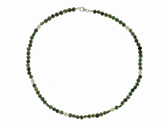 Steinkette aus Smaragd und Süßwasser-Zuchtperlen in Grün und Weiß, 45 cm lang, mit Silberverschluss, Hersteller Juwelier Harnisch, ideal für elegante Anlässe.