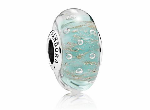 Mintfarbener Glitzerglas Charm von Pandora mit Silberring, gefertigt aus Murano, Kristall und Glas, glänzt mit goldenen Akzenten und runden Vertiefungen. Ideal für Armbänder.