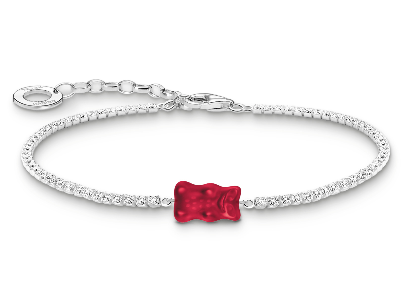 Silbernes Armband mit rotem HARIBO Goldbären und klaren Zirkonia-Steinen, verstellbare Länge von 16 bis 19 cm, moderne und verspielte Schmuckkreation von Thomas Sabo.