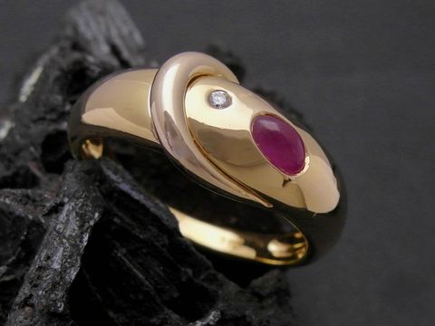 Gold Ring - eindrucksvoll - Gold 585 - Rubin + Brillant - Goldring - Gr. 57,5