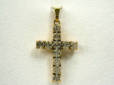 Weißer Strass Anhänger Sexy City Look Kreuz, Hersteller Juwelier Harnisch, funkelnder Strass Anhänger in Kreuzform mit goldfarbener Öse, elegantes Schmuckstück für besondere Anlässe.