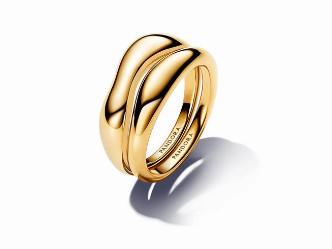 Organisch geformte Stacking-Ringe von Pandora in Gelbgold vergoldet, Größe 56, elegant geschwungenes Design mit feiner Oberflächenstruktur und zarter Schattierung.