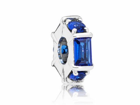 Eiswürfel Silber Zwischenelement von Pandora mit Meeresblau Kristall, funkelnd und elegant, ideal für Armbänder, hochwertiges Silberdesign mit festlichem Glanz.