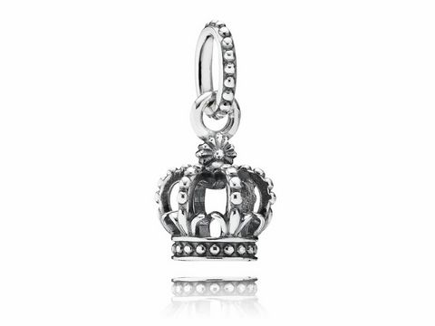 Charm-Anhänger in Form einer Krone aus 925er Sterling Silber von Pandora, glänzende Oberfläche und feine Details, ideal für individuelle Schmuckkreationen.