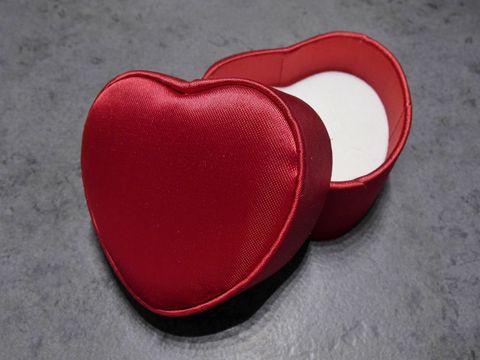 Geschenkschachtel - Herz - Stoffbezug - rot - weiß - 55 x 45 x 28 mm
