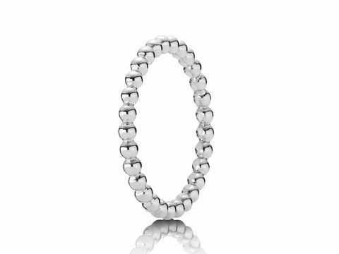 PANDORA Ring 190615 Silber in Größe 60/19, filigranes Design mit einer eleganten, runden Form aus Silber, ideal für jeden Anlass und perfekt kombinierbar mit anderen Schmuckstücken.