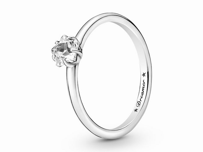 Der Ring von Pandora ist aus Sterling Silber, hat eine funkelnde Zirkonia in klarer Farbe und die Größe 52. Das Design ist schlicht und elegant mit einem himmlischen Stern-Motiv.