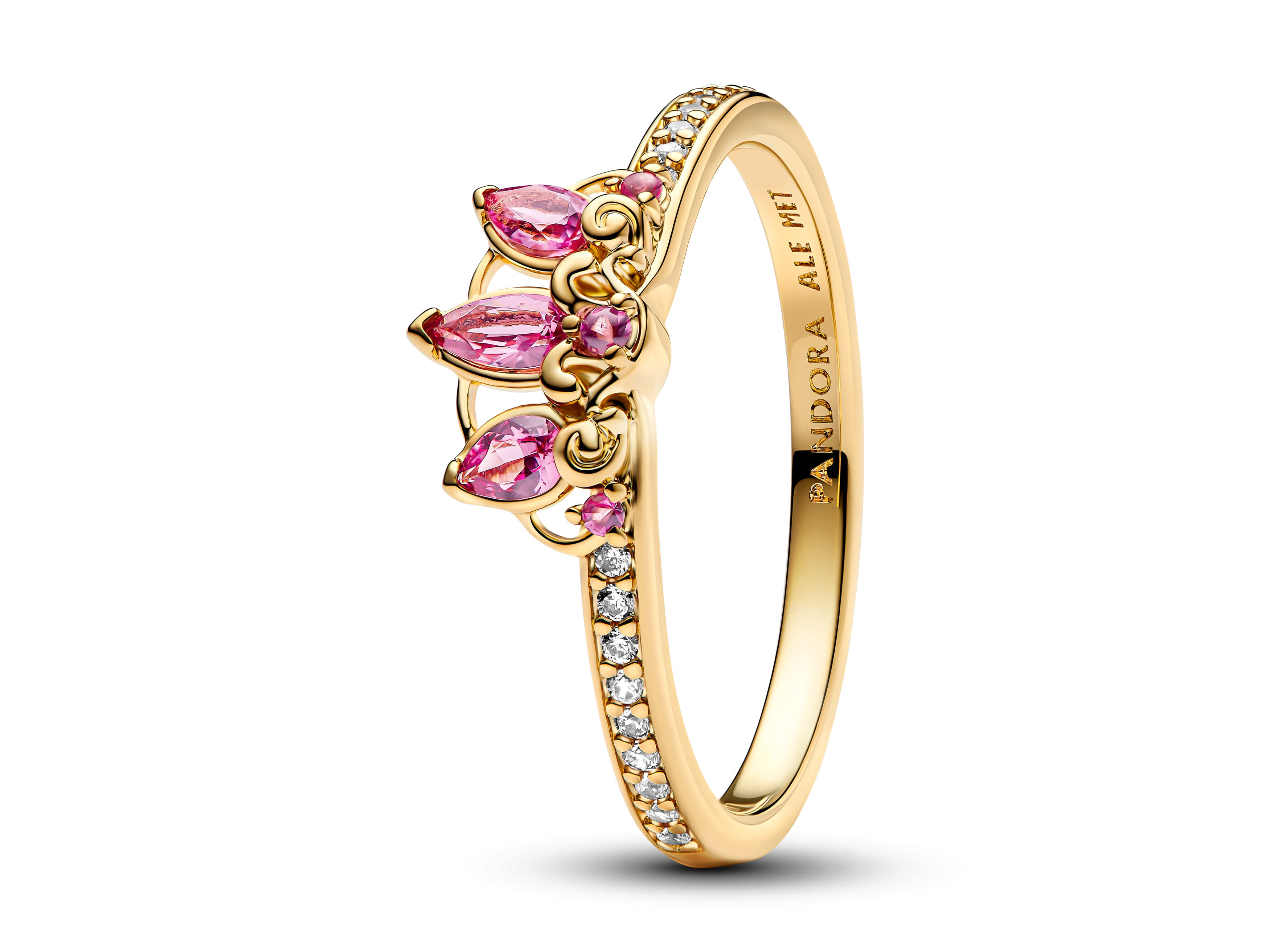 Die Pandora Tiara Ring zeigt eine elegante, gelbgoldene Fassung mit rosa Kristallen und Zirkonia-Steinen, verziert mit filigranen Details, in Größe 48 für einen funkelnden Akzent.