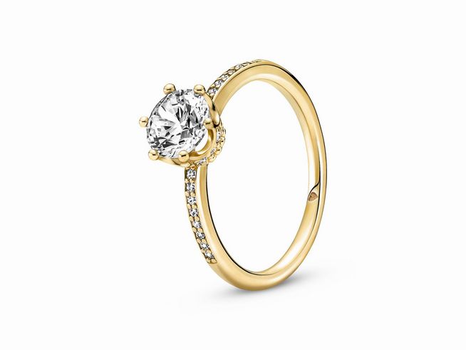 Ring von Pandora in Gelbgold Vergoldung mit Hauptstein aus Zirkonia, verziert mit kleineren Zirkonia, Größe 50. Elegantes Design, ideal für besondere Anlässe.