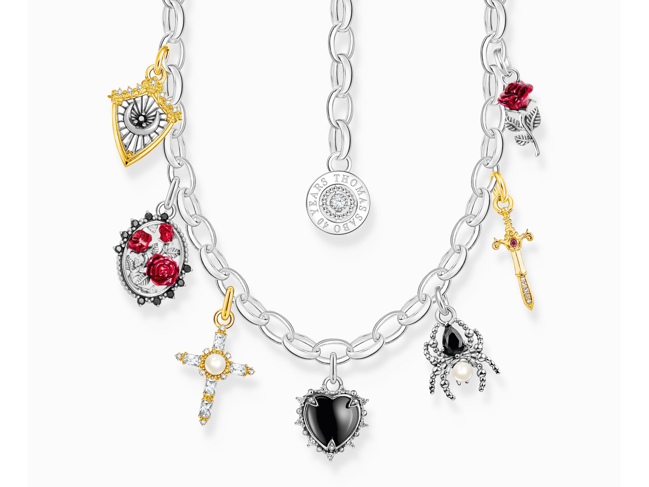 Bunt schillernde Thomas Sabo True Romance Kette aus Silber mit verschiedenen Charms, darunter eine Süßwasserzuchtperle, Zirkonia und zahlreiche detailreiche Anhänger.