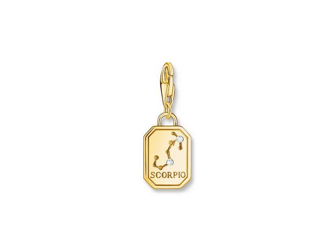 Charm-Anhänger in Form einer goldfarbenen Plakette mit dem Sternzeichen Skorpion und Zirkonia-Steinen, hergestellt von Thomas Sabo, Modell 2160-414-39, aus Silber mit Gelbgold-Vergoldung.