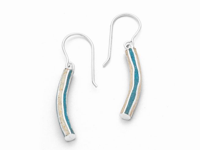 Sterling Silber Ohrringe von DUR in rhodiniertem Finish mit Strandsand und blauem Steinsand, elegante geschwungene Form ideal für jeden Anlass.