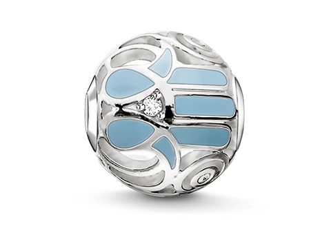 Karma Bead von Thomas Sabo in Silber mit himmelblauer Emaille und Zirkonia, gestaltet als Fatimas Hand, ideal für individuelle Schmuckkreationen.