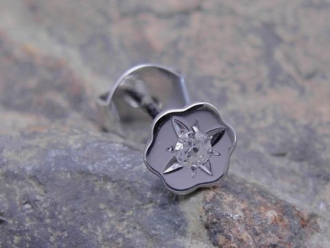 Blumenblüte - 1 Ohrstecker unisex - Weißgold - kunstvoll - mit Diamant