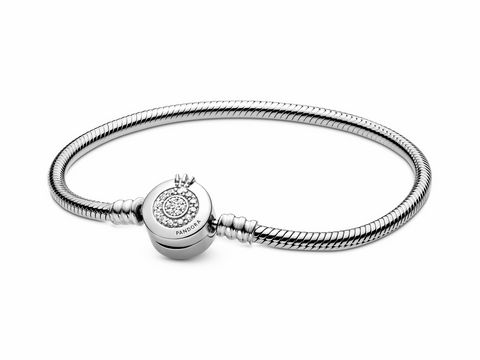 Pandora Armband mit Pavé Verschluss in Silber, charmantes Design, 19 cm lang, hochwertige Verarbeitung, ideal für das individuelle Gestalten mit Charms.