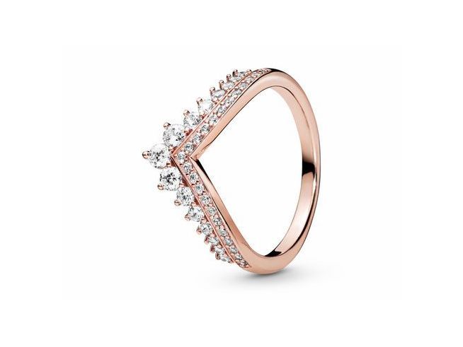 Ein eleganter Prinzessin-Wishbone Ring von Pandora in Roségold Vergoldung. Der Ring ist mit funkelnden Zirkoniasteinen besetzt und hat eine Größe von 64.