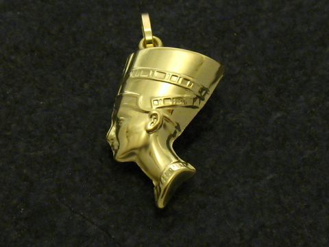 Vollplastischer Nofretete Anhänger aus Gold, inspiriert von der ägyptischen Königin Nefertiti, vom Juwelier Harnisch aus Ägypten, kunstvoll gestaltet mit detaillierter Profilansicht.