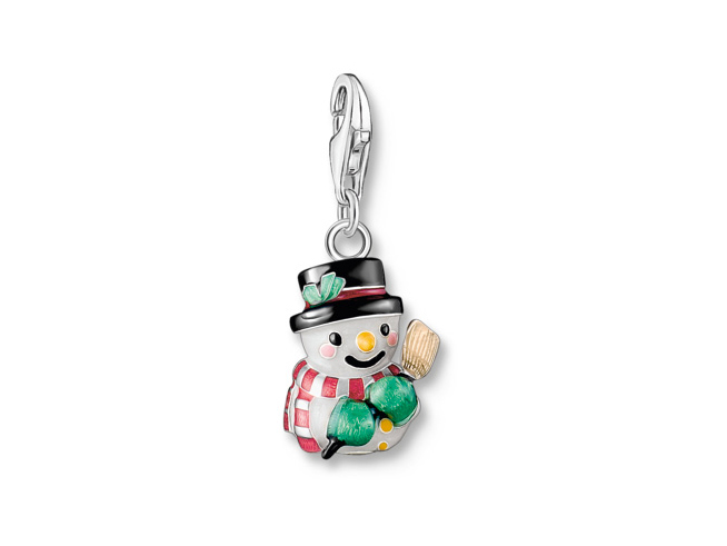 Bunter Schneemann Charm aus Silber und Emaille mit roten und grünen Details sowie einem Besen in der Hand, ideal als weihnachtliches Schmuckstück von Thomas Sabo.