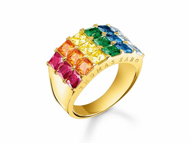 Der Ring aus Sterling Silber vergoldet mit bunten, quadratischen Steinen in Regenbogenfarben zeigt ein modernes Design und verleiht jedem Outfit einen auffälligen Akzent, Größe 50.