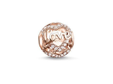 Roségoldenes Karma Bead von Thomas Sabo mit dem Schriftzug love und Zirkonia-Steinen, verziert mit Herzmotiven, ideal für charmante Schmuckdesigns.