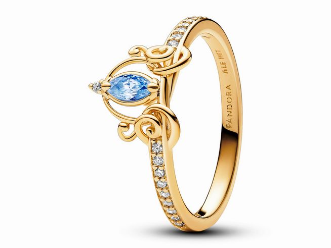 Eleganter Ring von Pandora in gelbgold vergoldet mit einem blauen Zirkonia. Das Design ist inspiriert von Cinderellas Kutsche und hat funkelnde Details. Größe 52.