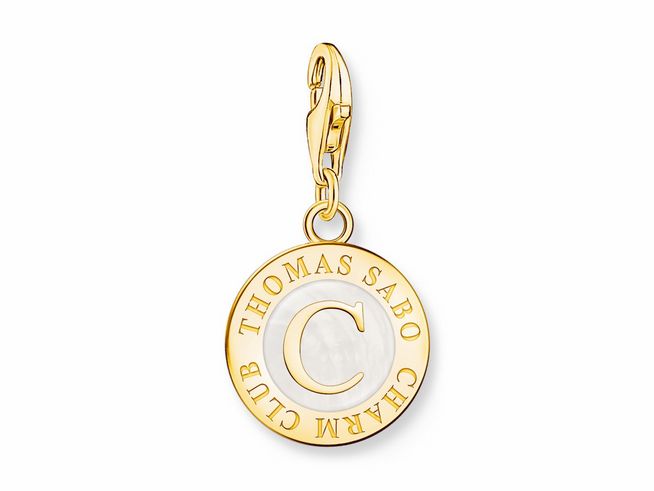 Charm-Anhänger von Thomas Sabo in Silber und vergoldetem Gelbgold, mit Kaltemail in Weiß, rund, geprägt mit Buchstaben C und Schriftzug Thomas Sabo Charm Club.