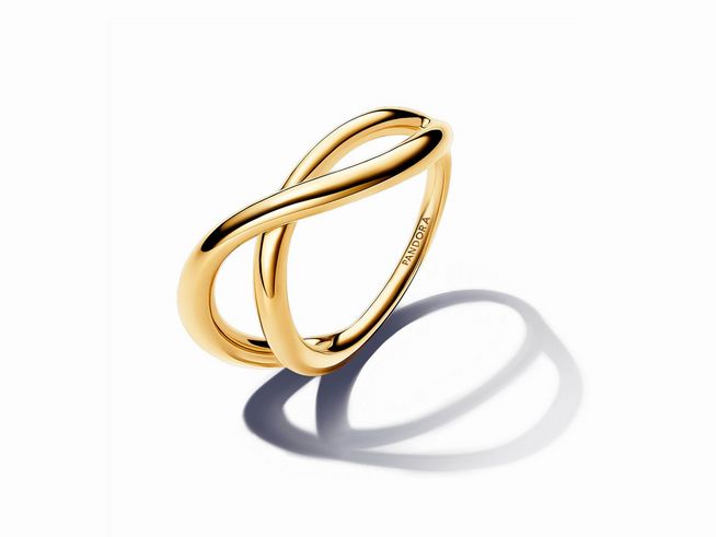 Organisch geformter Unendlichkeitsring aus vergoldetem Gelbgold in Größe 52 von Pandora, elegant mit geschwungenen Linien und sanften Oberflächen, ideal für stilvolle Akzente.