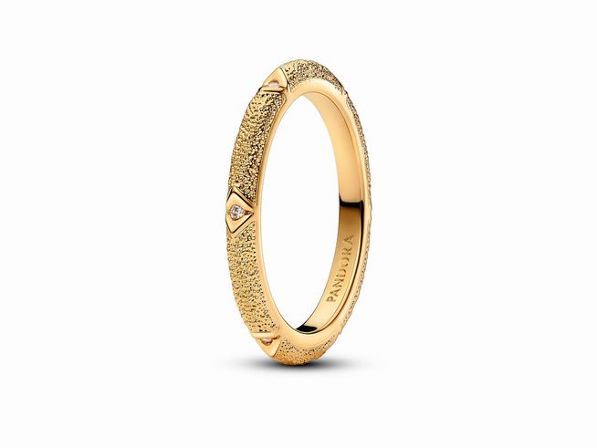 Gezeigt wird ein eleganter Ring von Pandora in Gelbgold vergoldet mit einer strukturierten Oberfläche und klaren Zirkonia. Er hat die Größe 50 und eignet sich perfekt für stilvolle Akzente.