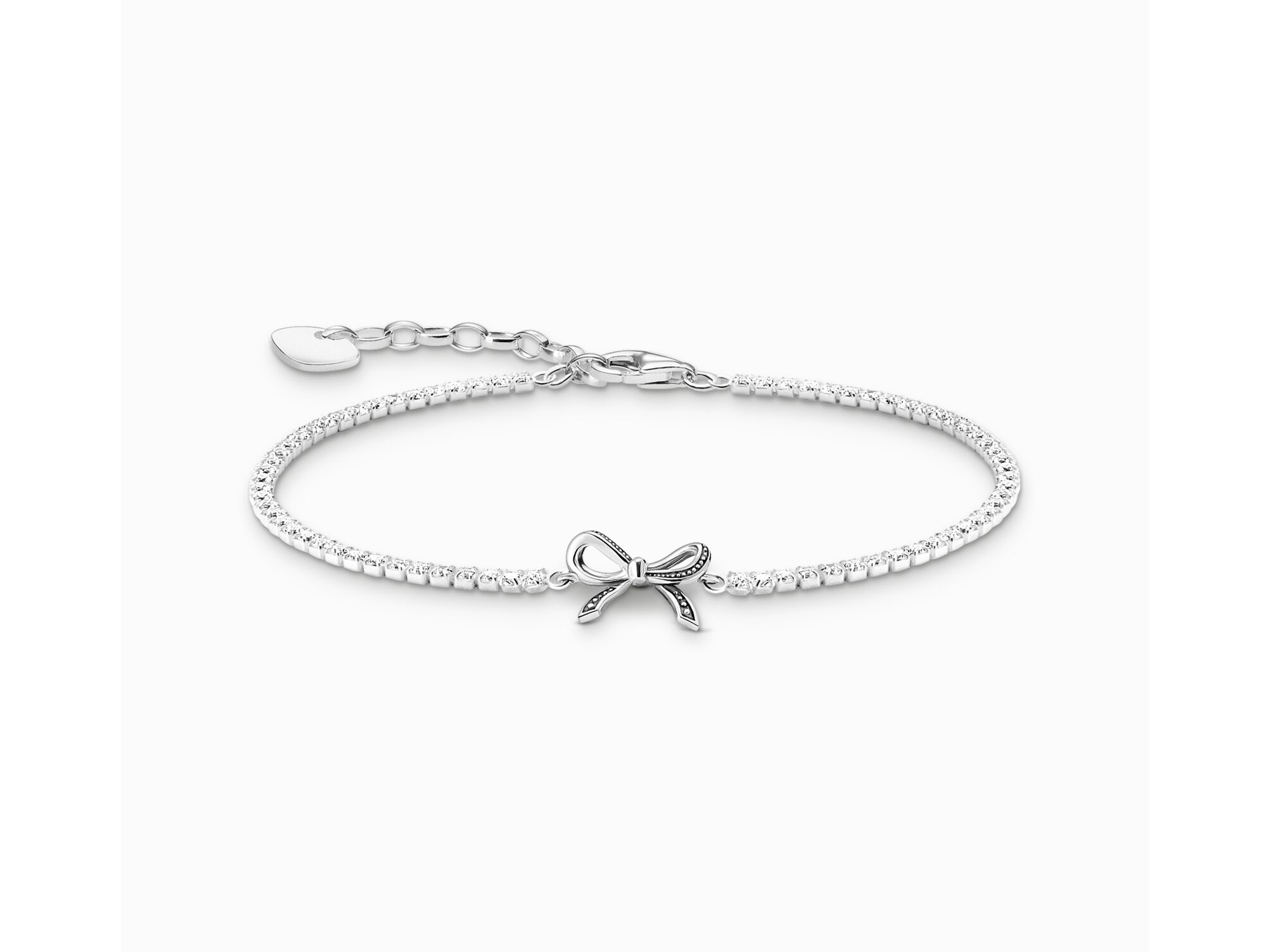 Ein elegantes Armband von Thomas Sabo in Silber mit einer Schleife und Zirkonia besetzt. Das Armband hat eine Länge von 16 bis 19 cm und ist ein stilvolles Schmuckstück.