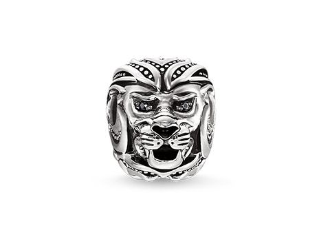 Karma Bead von Thomas Sabo mit dem Design eines Löwen aus Silber, verziert mit Steinen, detailreiche Verarbeitung und kraftvolle Ausstrahlung.