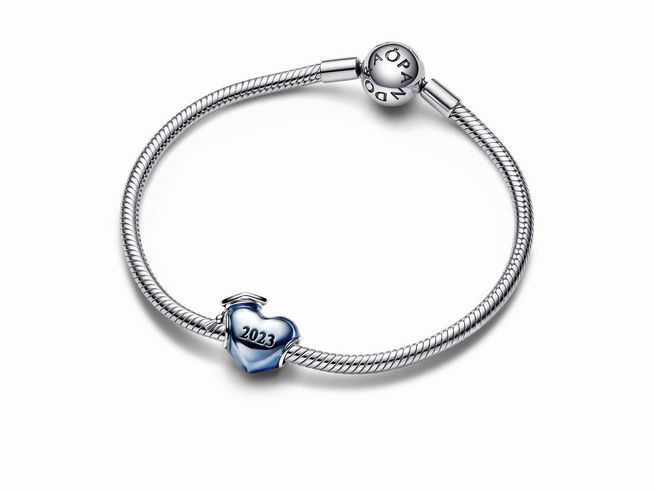 Blauer Schulabschluss 2023 Herz-Charm aus Sterling Silber mit Emaille, angebracht an einem sterlingsilbernen Armband von Pandora, ideal für besondere Anlässe.