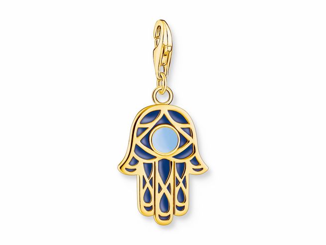 Charm-Anhänger von Thomas Sabo in Form einer Hand mit dem Auge von Fatima, aus Silber mit gelbgoldener Vergoldung und kaltemail in Blau. Ideal als Schmuckstück für jeden Anlass.