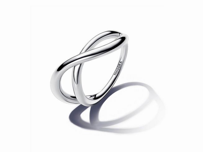 Organisch geformter Unendlichkeit Ring aus Sterling Silber von Pandora, Größe 58, geschwungene Linien, elegantes Design mit reflektierender Oberfläche und subtiler Markeninschrift.