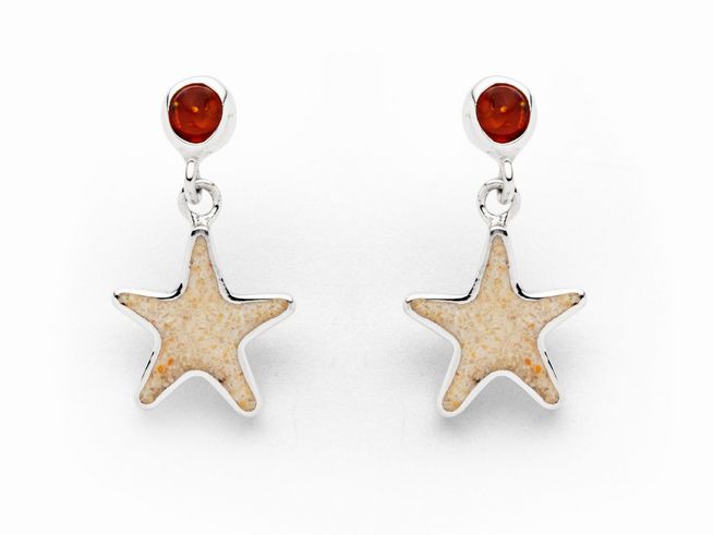 Ohrringe von DUR aus rhodiniertem Sterling Silber mit Strandsand in Sternform und rot-orangem Bernstein, elegant und sommerlich im Design. Ideal für einen frischen Look.