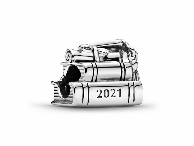 Silberner Charm von Pandora, gestaltet in Form von gestapelten Büchern mit der Gravur 2021, symbolisiert den Abschluss und besondere Erinnerungen.