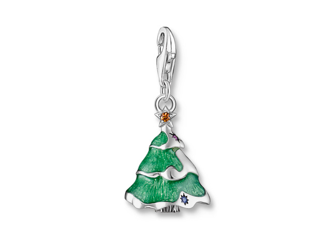 Bunter Tannenbaum Charm aus Silber mit Emaille, synthetischem Korund und Zirkonia, zeigt eine grüne Tanne mit verschiedenen bunten Verzierungen und einem Anhänger zur Befestigung.