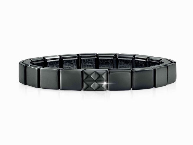 Das Bild zeigt ein elegantes Armband aus Edelstahl mit PVD-Beschichtung in Schwarz von Nomination, versehen mit vier kleinen Pyramiden und einem modernen Design.