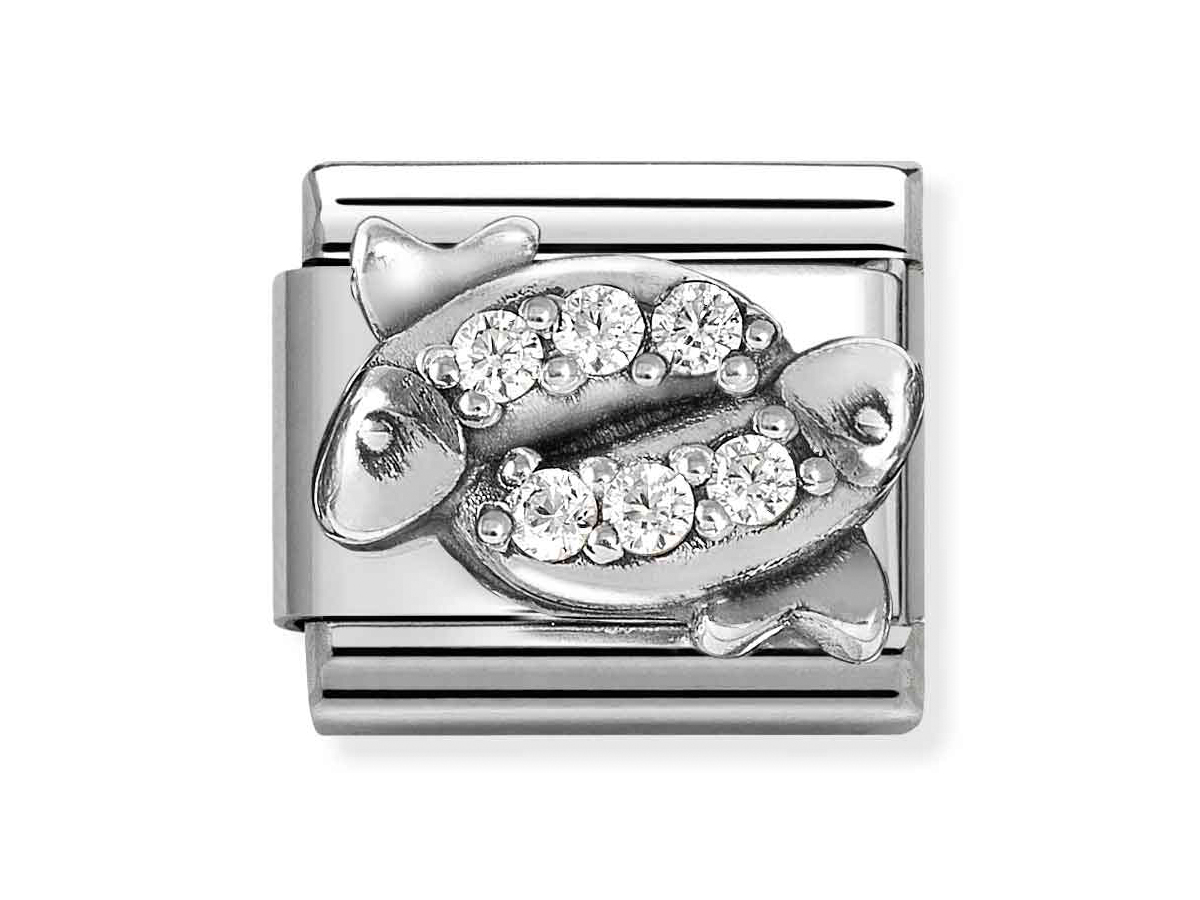 Zwei stilisierte Fische aus Sterling Silber mit Zirkonia besetzt, auf einem glänzenden Silberuntergrund, Teil der Kollektion 12 Sternzeichen von Nomination.