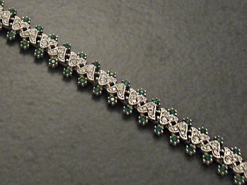 Strass Armband in dunkelgrün mit silberfarbenen Akzenten, 17 cm lang, bezauberndes Design von Juwelier Harnisch, ideal für elegante Anlässe, perfekt als Accessoire.