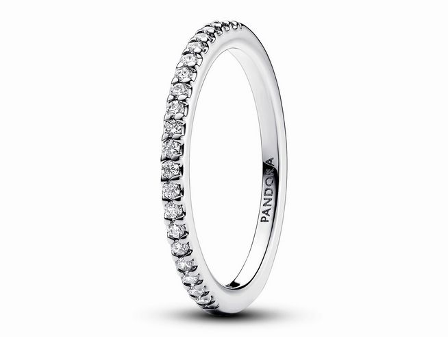 Funkelnder Band-Ring von Pandora aus Sterling Silber mit Zirkonia, Größe 48, elegant und schlicht gestaltet, ideal für besondere Anlässe oder als täglicher Begleiter.