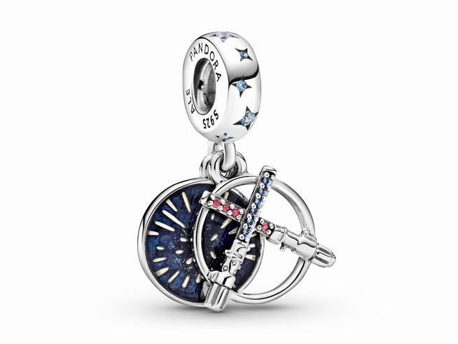 Charm von Pandora im Star Wars Design, bestehend aus einem Lichtschwert und einem Zirkonia-Element. Aus Silber gefertigt, mit Emaille und bunten Zirkonia verziert. Modellnummer 799252C01.