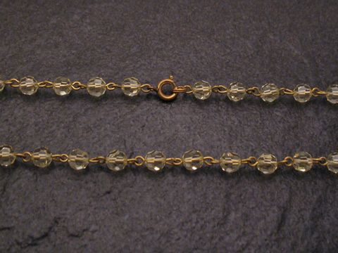 Kette mit gelben Strass. 54 cm lang. 6x6 mm breit