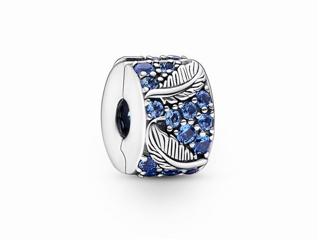 Pandora Clip Stopper 792552C01 ist ein silberner Clip mit einer filigranen Feder-Dekoration und blauen Kristallen, ideal für Armbänder und Schmuckstücke.